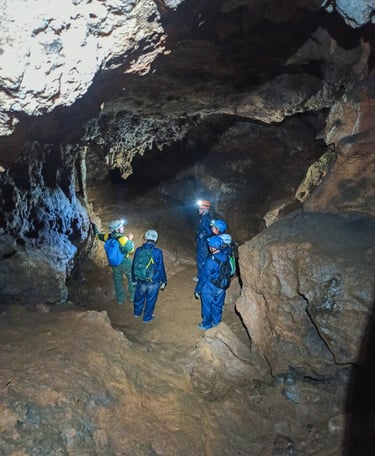 grupo explorando una cueva