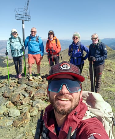 guia y grupo en una cumbre