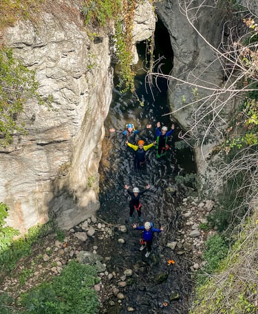 grupo haciendo barranquismo
