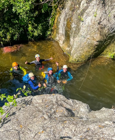 grupo sonriendo en el agua