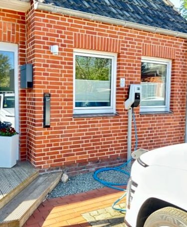 Hotel DunenNest - Hausansicht, Ladestation