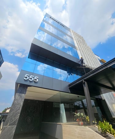 Pembersihan Kaca Gedung 