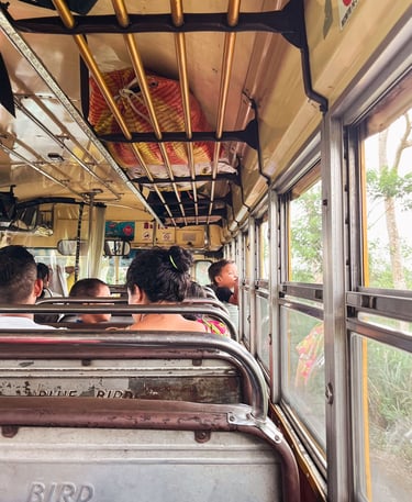 Personnes assises dans un bus local, appelé chicken bus au Guatemala.