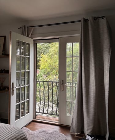 balkon cam sistemleriyle kapatılmış dış mekan alanı