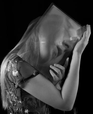 Anita Papp’s self-portrait with magnifying sheet distortion, highlighting the psychological fragment