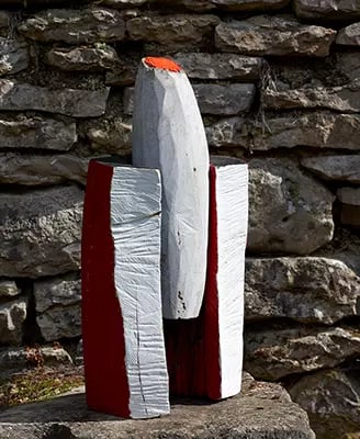 une sculpture d'une fusée sur une paroi rocheuse