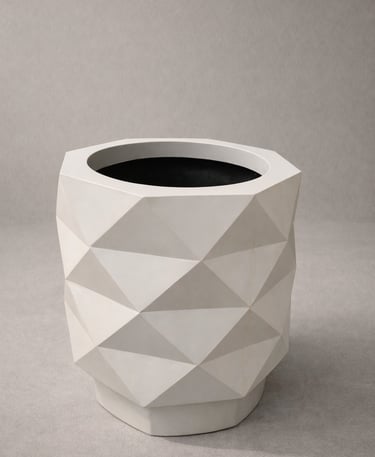 maceta blanca con triangulos en fibra de vidrio