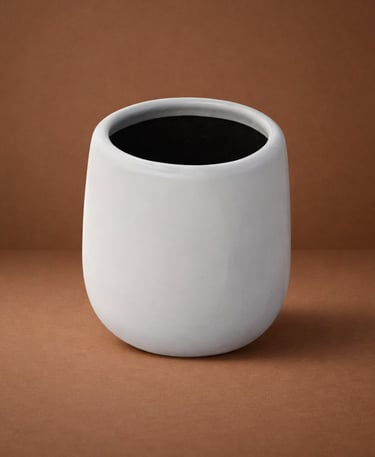 maceta blanca tipo huevo en fibra de vidrio