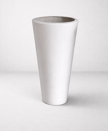 Maceta tipo cono blanca alta en fibra de vidrio 