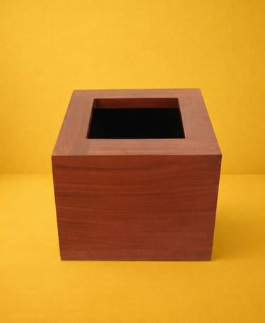 maceta café cuadrada en fibra de vidrio