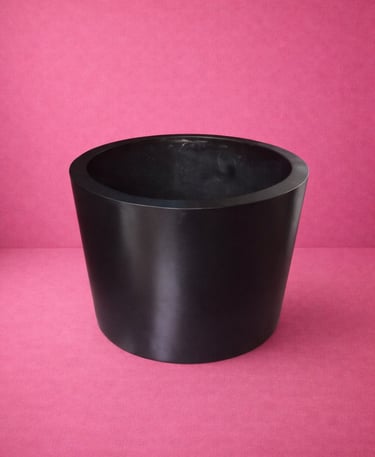 Maceta negra circular en fibra de vidrio 