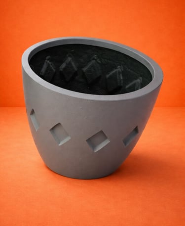 Maceta gris con formas en fibra de vidrio 