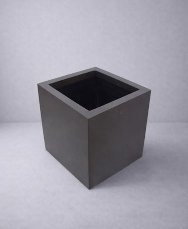 Maceta negra cuadrada en fibra de vidrio 