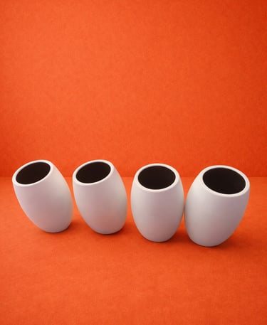 Macetas pequeñas blancas tipo bote en fibra de vidrio 