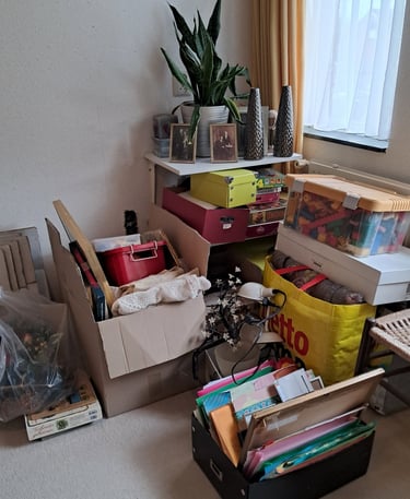 Een rommelige kamer in huis