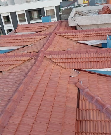 Ayvalık çatı onarımı öncesi ve sonrası karşılaştırma, profesyonel işçilik.