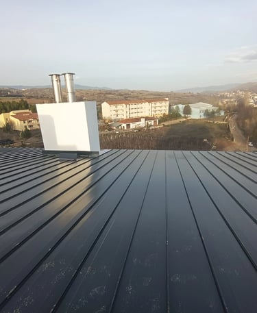 Tarihi Ayvalık evlerinde geleneksel kiremit çatı restorasyonu ve tamirat.