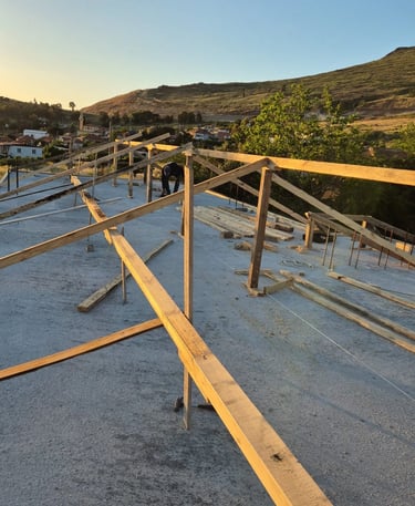 Ayvalık'ta oluk temizliği ve yağmur suyu tahliye sistemi montajı.