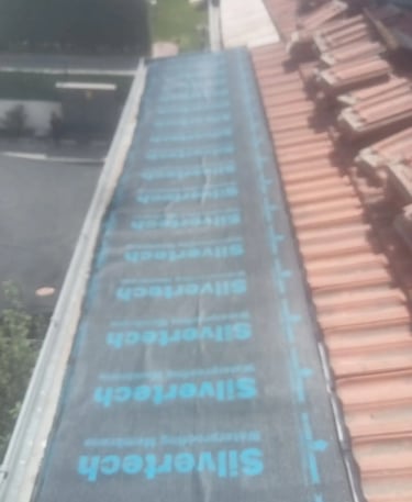 Çatı penceresi montajı, Ayvalık'ta doğal ışık ve havalandırma çözümü.