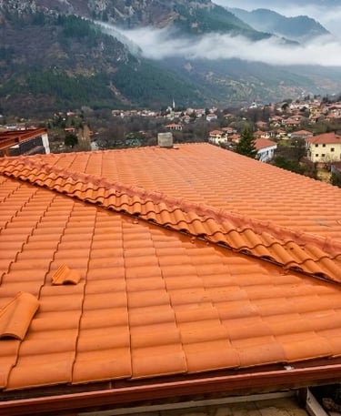 Ayvalık'ta kiremit çatı tamiri yapan usta ekibimiz, kırık kiremitleri onarıyor.