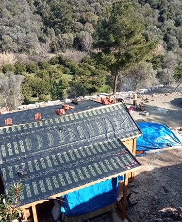 Aktif su sızıntısına hızlı müdahale, Ayvalık çatı tamir ustası yama işlemi.