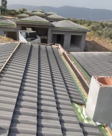 Çatı işçileri baret ve emniyet kemeri ile güvenli çalışma, Ayvalık şantiye.