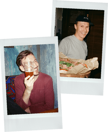 Twee polaroids van jonge mannen met bier en flammkuchen