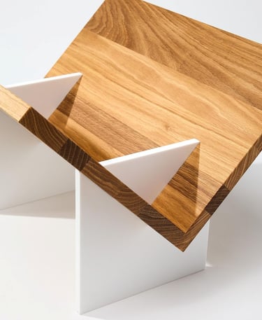 Porte revues en bois avec pieds blancs