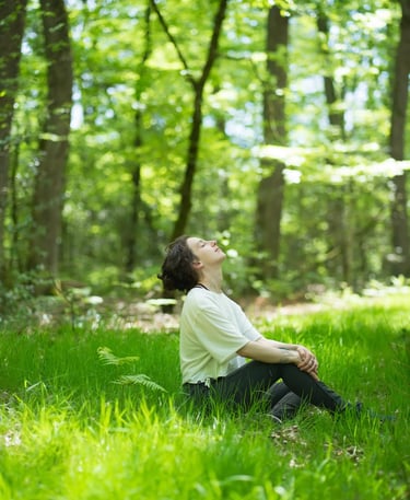 femme regard en haut ferme yeux nature verte