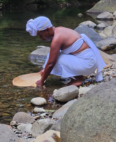 Inaya au bord de la rivière lors d'un rituel sacré en Guadeloup