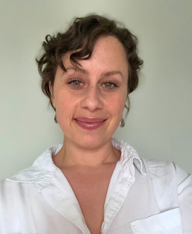 a white woman with a white shirt and a white shirt