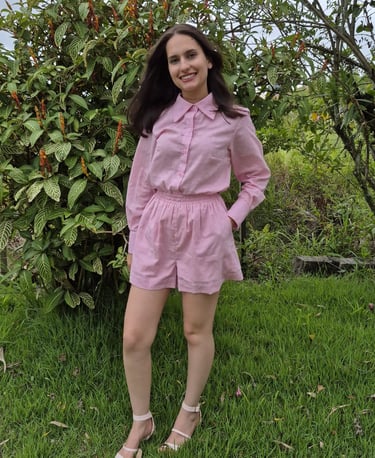 Mulher usando um conjunto rosa claro de camisa e shorts