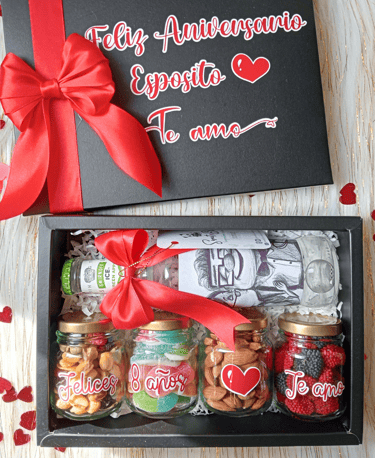 personalización de caja para aniversario, tarritos de snack y bebida especial