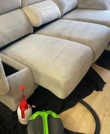 Foto de Sofá beige-marrón claro, siendo limpiado por la empresa Zelo Integral Services SL.