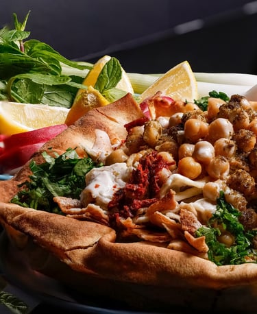 تصوير احترافي لطبق فتة الحمص الشامية والمقبلات: خدمات تصوير طعام للمطاعم في الرياض .