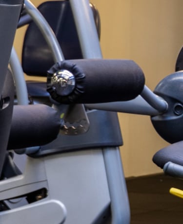 Attrezzature da palestra per allenamenti cardio e di forza nella palestra Move 2 Grow a Milano, con uno sfondo moderno e mini