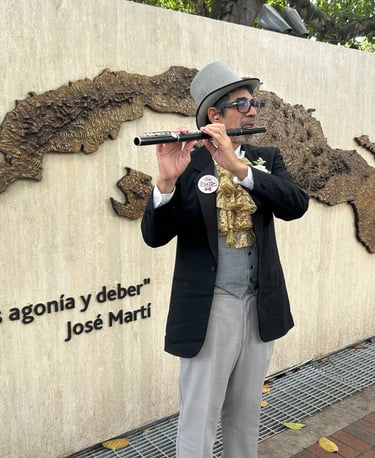 Maestro Bobby Ramirez en el parque de la cubania calle ocho Miami