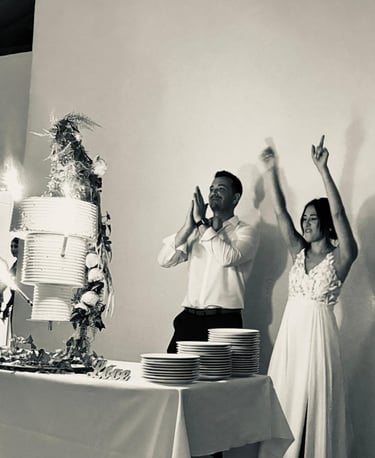 Mariés fêtant leur mariage devant le gâteau de réception à Nîmes, organisation par Clair Agence