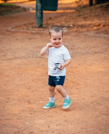 sesion de fotos en granada infantil de un niño jugando en el parque
