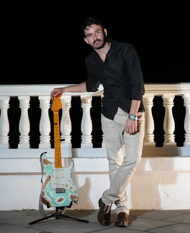 Retrato profesional de DJ y músico en Guanacaste especializado en hoteles,  restaurantes y clubs.
