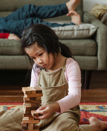 petite fille concentrée sur sa construction