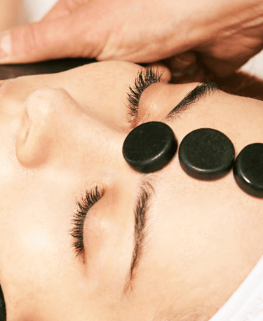 Hotstone gezichtsmassage bij Medisch Pedicure Grote Berg voor totale ontspanning en huidverbetering.