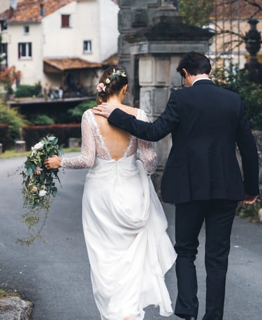 Couple de jeunes mariés de dos qui marchent ensemble