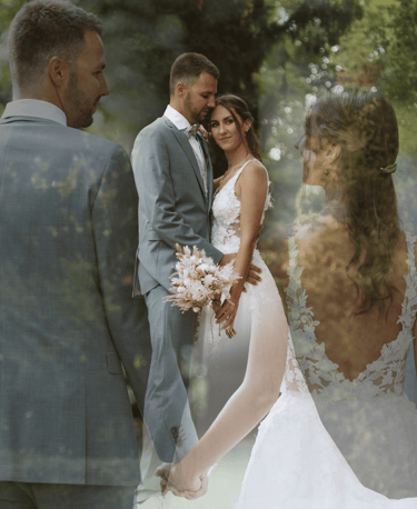 Hochzeitsfotograf Coburg: Klassisches Brautpaar-Porträt, der Bräutigam umarmt die Braut.