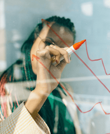 une femme dessinant un graphe pour expliquer Rythme en trois étapes pour intégrer les avancées entre