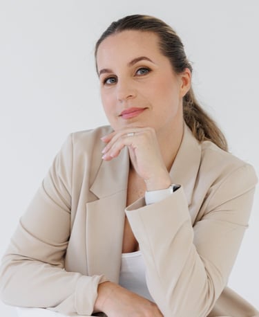 Rasa June – skaper av visuell identitet og grafisk designer