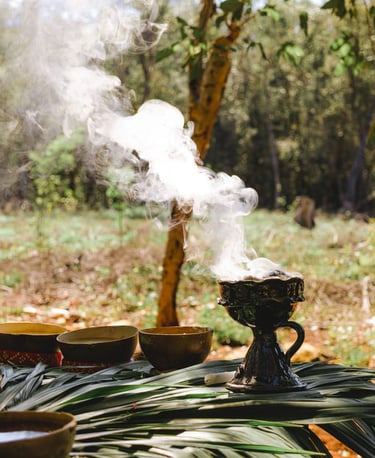 Humo blanco elevándose de un incensario ceremonial tradicional al aire libre en yucatan
