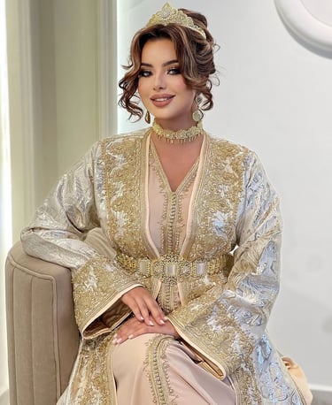 Tenues Traditionnelles Marocaines – Caftans, Djellabas et Jabadors Authentiques