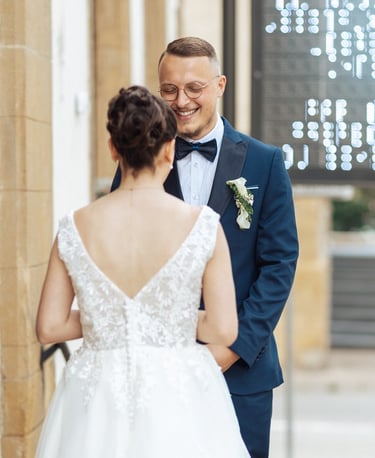 Le marié sourit en découvrant sa future épouse de dos lors de leur découverte devant la mairie.