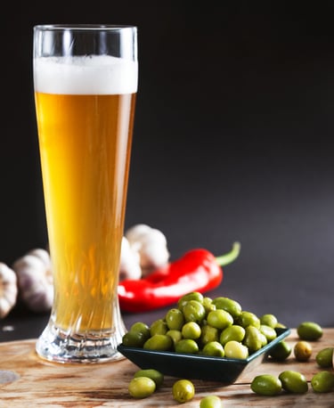 Szklanka piwa z oliwkami Czupadeos.